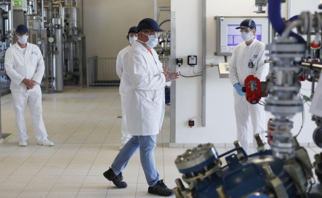 Lek je v obratu v Mengšu med epidemijo začel izdelovati razkuževalno sredstvo. FOTO: Leon Vidic