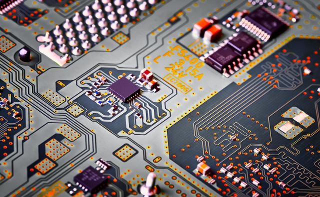 Industrijo polprevodnikov poganja elektronska industrija. FOTO: Shutterstock