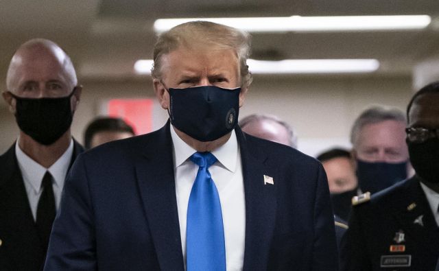 Teorijo o »kitajskem virusu«, ki je ušel iz laboratorija v Wuhanu, je s pomočjo prijateljskega medijskega imperija Ruperta Murdocha (zlasti televizijske mreže Fox) razširil Donald Trump. FOTO: Alex Edelman/AFP