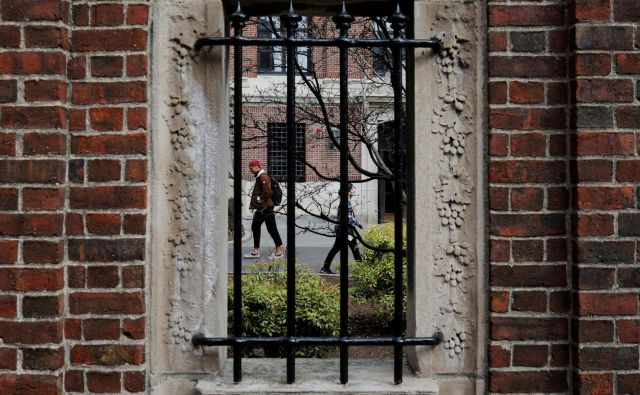 Napoved Trumpove vlade izgonu tujih študentov je bila objavljena, ko je Harvard naznanil, da bo zaradi pandemije covida-19 večji del jesenskega semestra potekal na daljavo. FOTO: Brian Snyder/Reuters