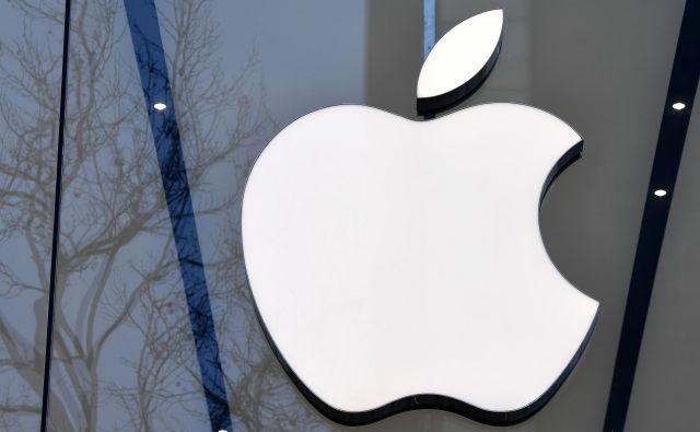 Znameniti logo podjetja Apple na pročelju njegove trgovine v Bruslju. Foto: Emmanuel Dunand/Afp