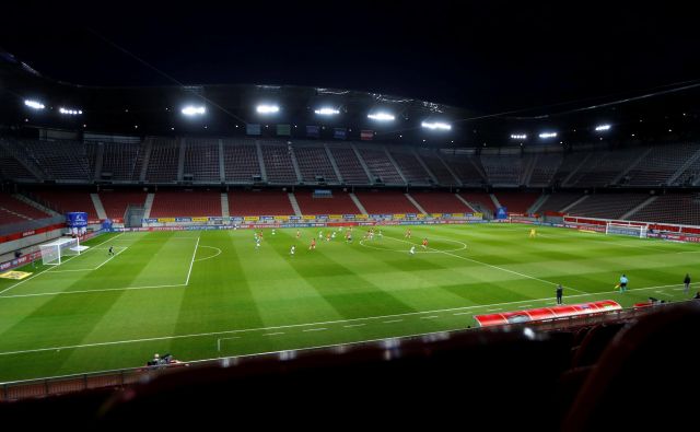 Lepa celovška nogometna arena bo jeseni po dobrem desetletju najbrž spet prizorišče prvoligaških tekem. FOTO: Leonhard Föger/Reuters