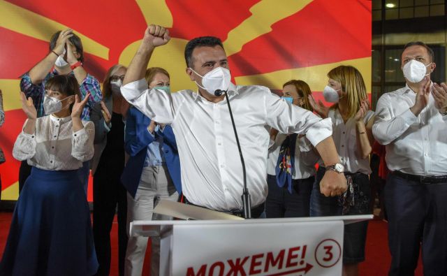 Po tesni zmagi koalicije na čelu s socialdemokratsko SDSM Zorana Zaeva bo nekdanji premier težko nadaljeval reformsko agendo. Foto: Robert Atanasovski/Afp