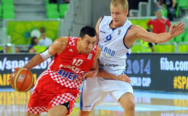 Roko Leni Ukić je Stožice dodobra spoznal med eurobasketom 2013. Na fotografiji v dvoboju s finskim reprezentantom Sasujem Salinom, prav tako nekoč zmajem. Foto: Andrej Isaković/AFP
