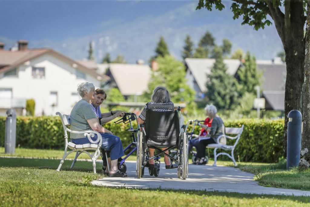 Domovi za starejše niso pooblaščeni zdravstveni zavodi