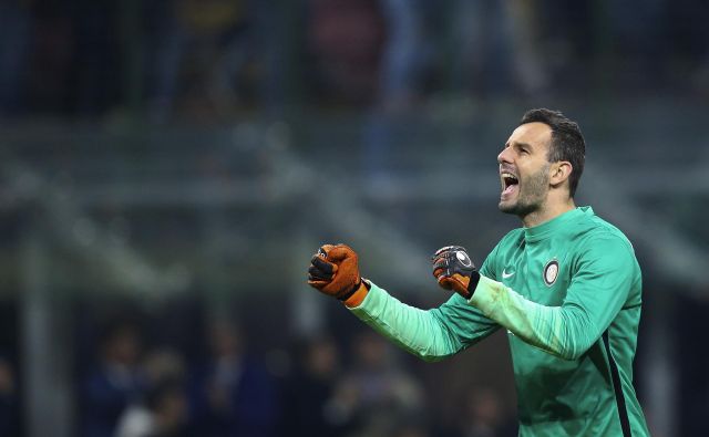 Samir Handanović bo sprejel drevi velik izziv na gostovanju v Rimu, Inter bo želel premagati Romo. FOTO: Stefano Rellandini/Reuters