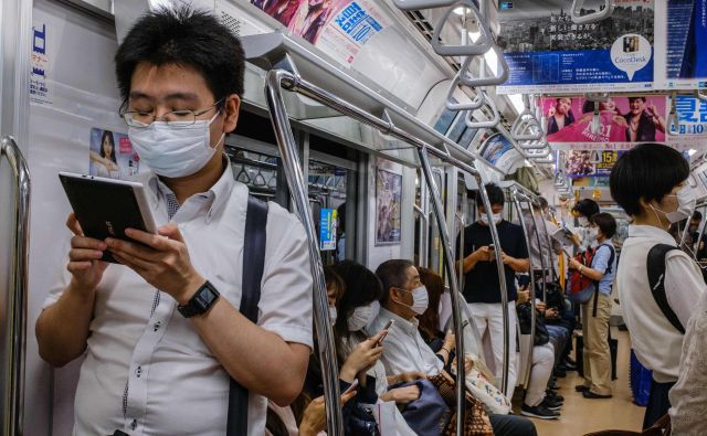 Tokio se bojuje s podaljšanim drugim valom okužb. FOTO: Philip Fong/Afp