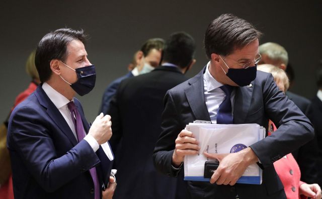 Italijanski premier Giuseppe Conte in njegov nizozemski kolega Mark Rutte na vrhu v Bruslju. Foto: Stephanie Lecocq/Afp