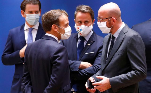 Od leve proti desni: avstrijski kancler Sebastian Kurz, francoski predsednik Emmanuel Macron, luksemburški premier Xavier Bettel in predsednik Evropskega sveta Charles Michel. FOTO: Francois Lenoir/AFP