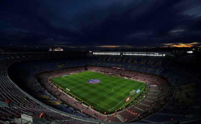 Izvedba tekme osmine finala lige prvakov med Barcelono in Napolijem na štadionu Camp Nou visi v zraku, možna je selitev prizorišča na Portugalsko. FOTO: Albert Gea/Reuters