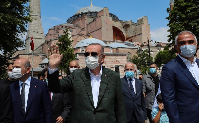 Turški predsednik Recep Tayyip Erdoğan (sredina) ter minister za kulturo in turizem Mehmet Nuri Ersoy (desno) ob današnjem obisku Hagije Sofije. FOTO: AFP