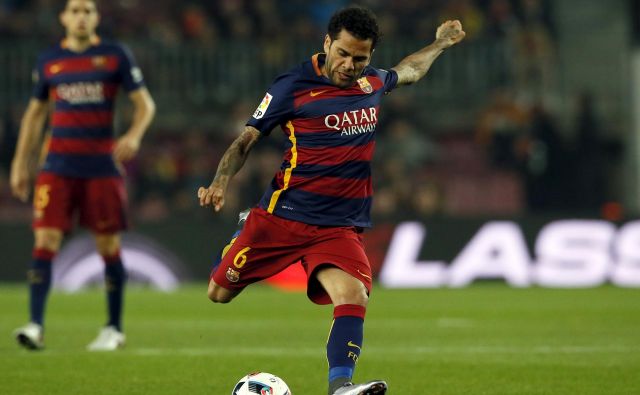 Dani Alves je bil dolgo med udarnimi aduti tiste sanjske Barcelone. FOTO: Albert Gea/Reuters