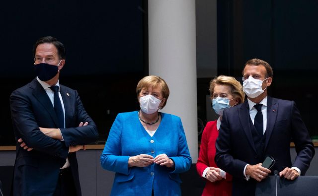 Od leve proti desni: nizozemski premier Mark Rutte, nemška kanclerka Angela Merkel, predsednica evropske komisije Ursula von der Leyen in francoski predsednik Emmanuel Macron. FOTO: Francisco Seco/AFP