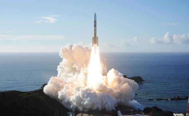 Raketa H-IIA  z odpravo Upanje. FOTO: Mitsubishi Heavy Industries/AFP