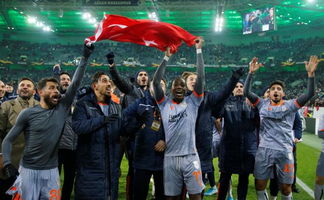 Mladi turški klub je pozdravil svoje privržence tudi po lanski tekmi evropske lige v Mönchengladbachu. FOTO: Leon Kuegeler/Reuters