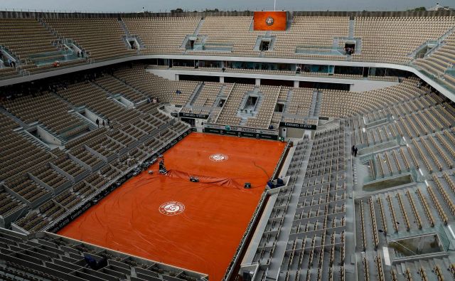 Prizor s štadiona v Roland Garrosu: to bi bila lahko v naslednjem obdobju začasna teniška realnost med dvoboji kjerkoli na svetu. FOTO: Thomas Samson/AFP