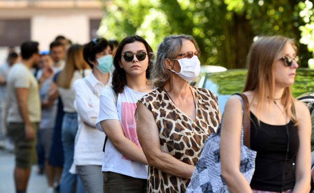 Od ponedeljka popoldne so na Hrvaškem potrdili še 49 okužb z novim koronavirusom, umrla je ena oseba s covidom-19. FOTO: Denis Lovrović/AFP