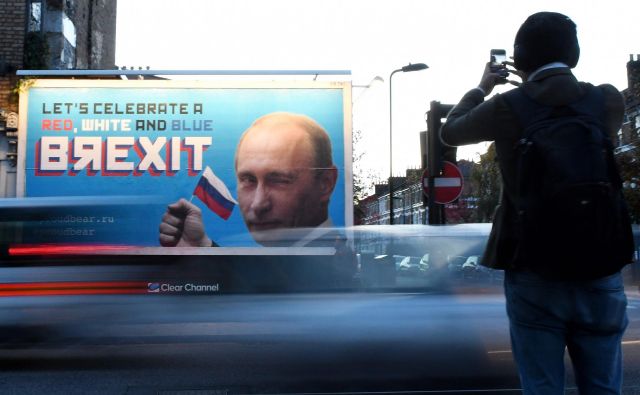 Očitki o ruskem vmešavanju v referendum o brexitu krožijo že več let, tudi v obliki reklamnih panojev s Putinovo podobo. Foto: Daniel Sorabji/Afp