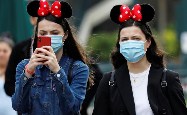 Vseh 65 let, kolikor obstajajo parki Disneyland, nobena kriza še ni tako zelo vplivala na smeh in optimizem. FOTO: Charles Platiau/Reuters