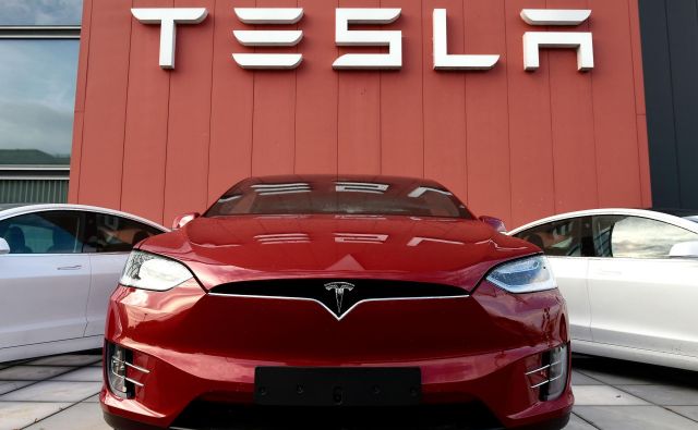 Tesla je prejšni teden presenetil vlagatelje, saj je kljub krizi zaradi koronavirusa v minulem četrtletju ustvaril 104 milijone dolarjev dobička. FOTO: John Thys/AFP