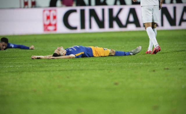 Celjski nogometaši so izmučeni obležali po tleh po zahtevni zgodovinski bitki. FOTO: Uroš Hočevar/Delo