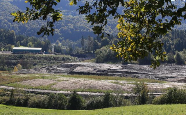 Bo treba nasipe pregledati še tretjič? Se iz njih izcejajo nevarne snovi ali ne? FOTO: Tomi Lombar