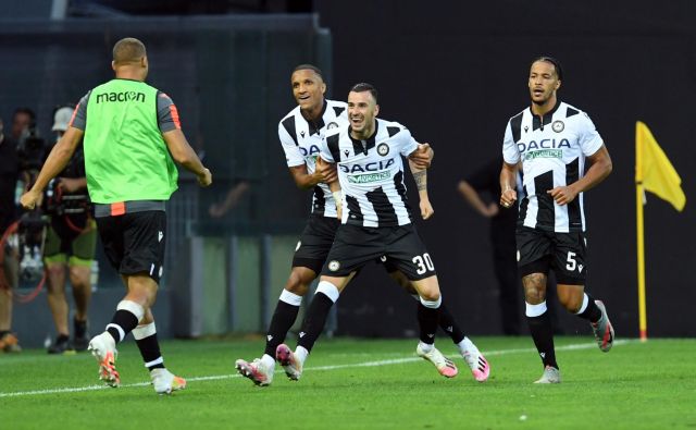 Makedonec Ilija Nestorovski je v skupaj s soigralci proslavil prvi gol proti Juventusu. FOTO: Jennifer Lorenzini/Reuters