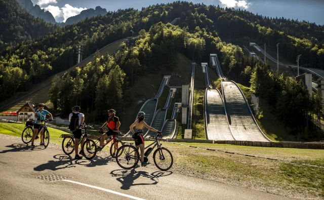 Zlasti v času odkrivanja Slovenije je kolo priročno prevozno sredstvo. FOTO: Voranc Vogel/Delo