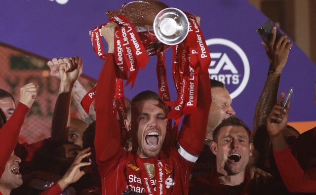 Jordan Henderson je pred dnevi visoko dvignil šampionski pokal v angleškem prvenstvu. FOTO: Phil Noble/Reuters