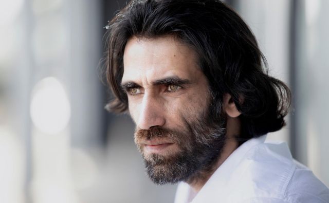 Behrouz Boochani po prihodu na Novo Zelandijo Foto Stringer/Reuters