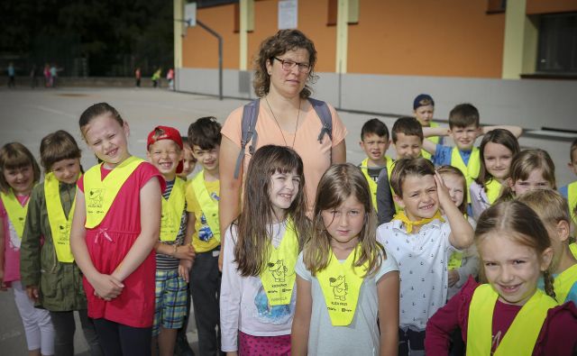 Ko se učijo o vremenu, opazujejo oblake, sonce. Ko se učijo o vrtu, opazujejo, kako se spreminja skozi letne čase ... FOTO: Jože Suhadolnik/Delo