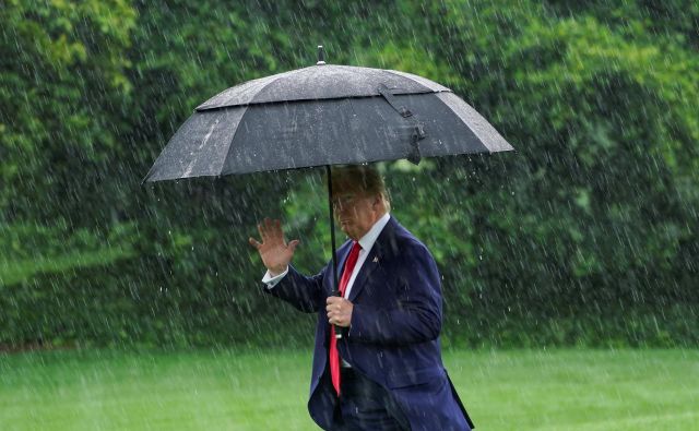 Predsednik Donald Trump maha novinarjem med odhodom iz Bele hiše proti teksaškemu Dallasu. FOTO: Kevin Lamarqu/Reuters