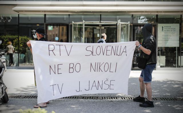 Predlagani noveli zakona ministra za kulturo Simonitija o javni RTV Slovenija in Slovenski tiskovni agenciji (STA) kažeta na težnjo po popolni podreditvi ključnih medijev. Foto Uroš Hočevar/Delo