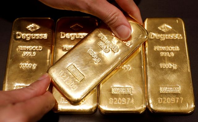 Žlatna kovina je v krizi najbolj zaželena naložba. FOTO: Edgar Su/ Reuters