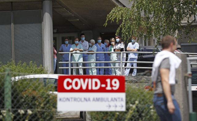 Zaradi bolezni covid-19 je bilo včeraj v bolnišnici 20 ljudi, trije na intenzivni negi. FOTO: Leon Vidic/Delo