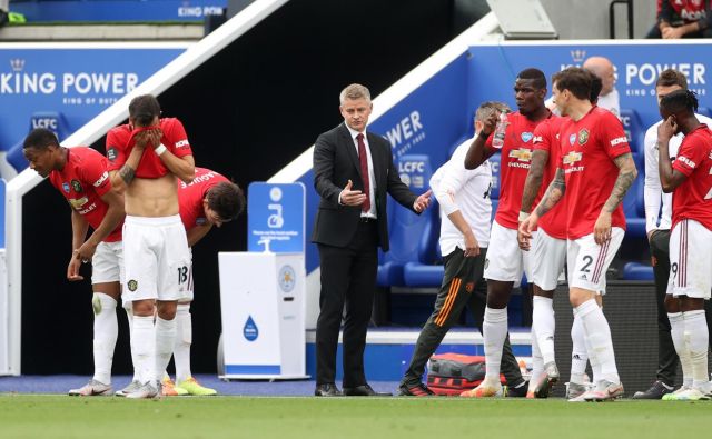 Lažje je zadihal tudi trener Manchester Uniteda Ole Gunnar Solskjær (v sredini), ki je na trenerskem stolčku nasledil Joseja Mourinha. Z uvrstitvijo v ligo prvakov je ohranil položaj trenerja. FOTO: Carl Recine Pool/Reuters