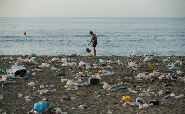 V Uniji naj bi davek ne nereciklirano plastiko znašal 80 centov na kilogram. V ozadju tega je tako polnjenje blagajne kot skrb za okolje. FOTO: Jon Nazca/Reuters