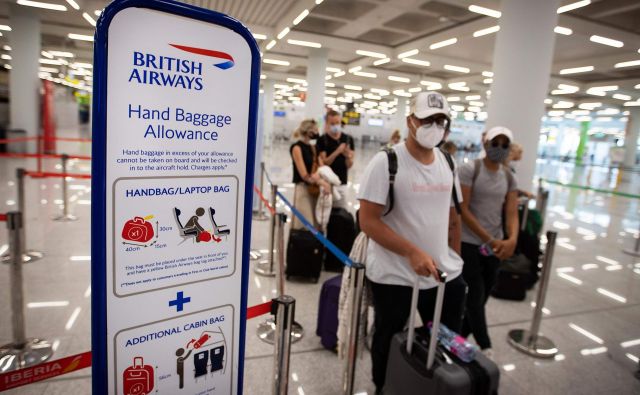 Potniki v pričakovanju poleta med Palmo de Mallorco in Londonom. FOTO: Jaime Reina/AFP