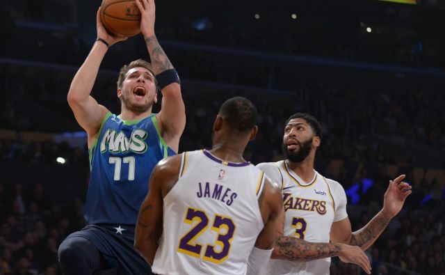 Luka Dončić (77) je v tej sezoni že dokazal, da se prav nič ne boji LeBrona Jamesa (23) in Anthonyja Davisa (3). FOTO: Reuters