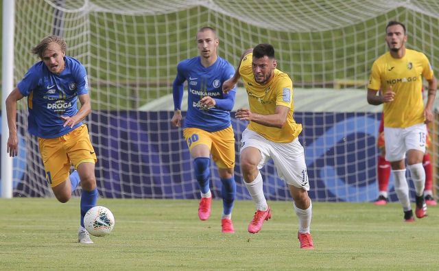 Dalmatinec Roko Baturina (v sredini) se je v Sp. Šiški brusil in izbrusil, njegove gole in igre pa bo bržkone vnovčil zagrebški Dinamo. Madžarski prvak Ferencvaros Dinamu ponuja več kot milijon evrov odškodnine za mladega napadalca  FOTO: Jože Suhadolnik/Delo