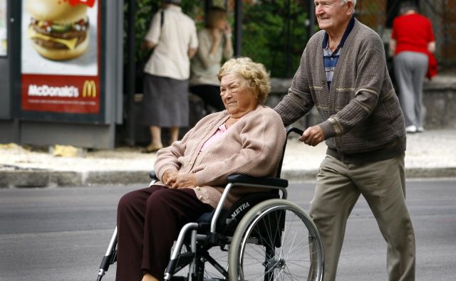Invalidi imajo največ težav z mobilnostjo, premagovanjem ovir v javnem prevozu in z dostopnostjo objektov in storitev. Foto Aleš Černivec