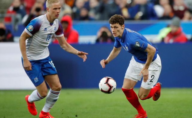 Nogomet se bo kmalu vrnil v Francijo, reprezentant te dežele Benjamin Pavard (desno) pa bo moral zaradi poškodbe še nekaj časa počivati. FOTO: Charles Platiau/Reuters