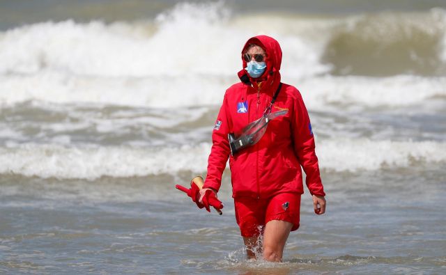 Glede nošenja mask so posebno strogi v letoviških krajih ob morju. Foto Reuters