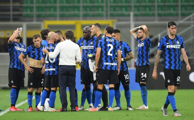 Dvoboj črno-modrih iz Bergama in Milana bo pika na i ene od najbollj nenavadnih sezon v zgodovini italijjanskih nogometnih prvenstev. FOTO: Daniele Mascolo/Reuters