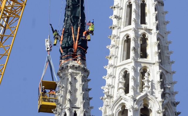 Povsem uničen je bil tudi vrh severnega stolpiča katedrale. Foto Bruno Konjević/Cropix