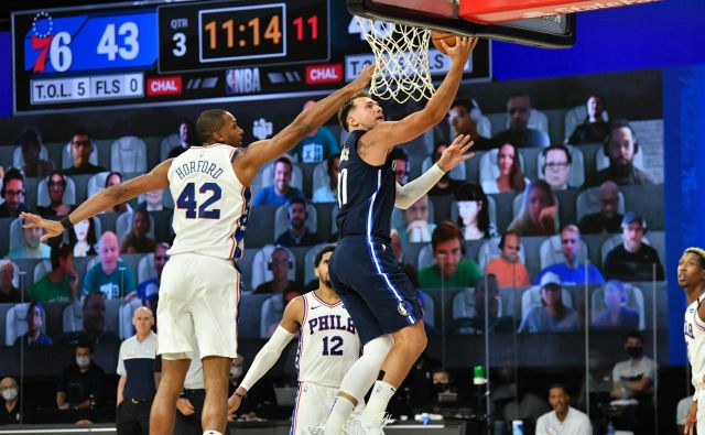 Luka Dončić je tudi med dvobojem s Philadelphio prihranil prestavo ali dve za nadaljevanje lige NBA in končnico. FOTO: Jesse D. Garrabrant/AFP