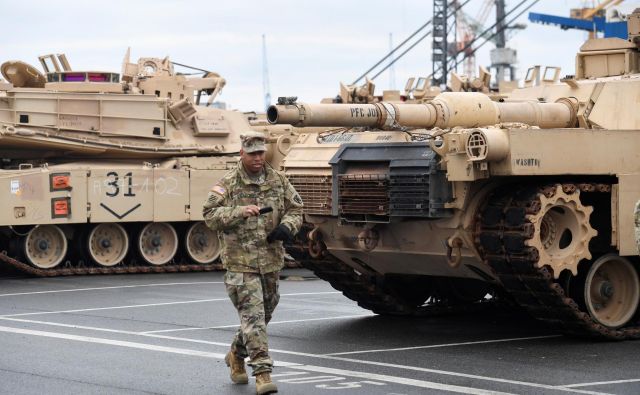 Ameriški tanki, tovornjaki in druga vojaška oprema bodo skupaj z delom ameriške vojske zapustili Nemčijo. FOTO: Reuters