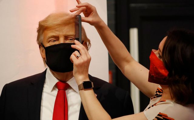 Zadnje urejanje voščene lutke Donalda Trumpa v muzeju Madame Tussaud. FOTO: Tolga Akmen/AFP