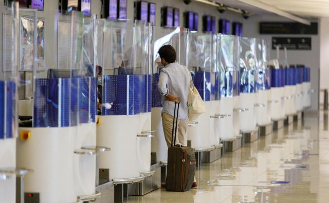 Prazna letališča so znak za težave v marsikateri poslovni dejavnosti. Bodo vaši kupci lahko plačali?<br />
FOTO: Antonio Bronic/Reuters