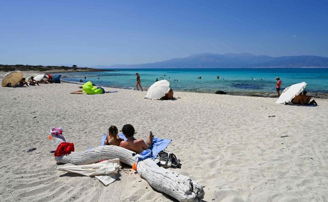 Pandemija je med gospodarskimi panogami v EU prizadela zlasti turizem in druge storitvene dejavnosti. FOTO: Aris Messinis/AFP